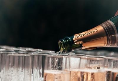 Glasset til festlige anledninger – udvid din viden om champagneglas