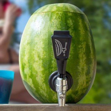 Sådan laver du en drinksdispenser ud af en vandmelon